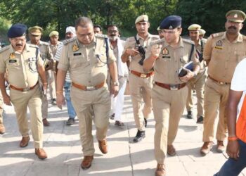 Ayodhya: रुदोली में मोहर्रम को लेकर सुरक्षा व्यवस्था का डीआईजी ने लिया जायजा