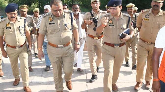 Ayodhya: रुदोली में मोहर्रम को लेकर सुरक्षा व्यवस्था का डीआईजी ने लिया जायजा