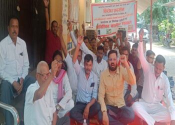 रुदौली में निजी संस्थाओं द्वारा दस्तावेजों के पंजीकरण, विरोध में दस्तावेज लेखकों व स्टाम्प वेण्डरों का कार्य बहिष्कार व हड़ताल जारी
