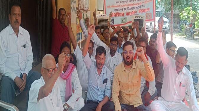 रुदौली में निजी संस्थाओं द्वारा दस्तावेजों के पंजीकरण, विरोध में दस्तावेज लेखकों व स्टाम्प वेण्डरों का कार्य बहिष्कार व हड़ताल जारी