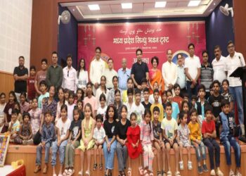 भोपाल के सिंधु भवन ट्रस्ट ने निर्धन प्रतिभाशाली विद्यार्थियों की शिक्षा को दी नई उड़ान, बांटी निःशुल्क किताबें और कॉपियां