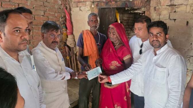 विधायक रामचंद्र यादव की पहल: सऊदी में जान गंवाने वाले 2 श्रमिकों के परिवारों को मिली दो-दो लाख रुपये की आर्थिक सहायता