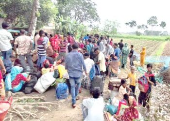 बंगाल के हकीमपुर बॉर्डर पहुंची बांग्लादेशियों की भीड़, बायोमेट्रिक सत्यापन के बाद वापस भेजने की तैयारी