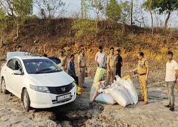 सोनभद्र: चलती कार से नोट फेंककर पुलिस को भ्रमित करने की कोशिश; 100-100 रुपये के नोट उड़ाए, मुठभेड़ के बाद तस्कर गिरफ्तार