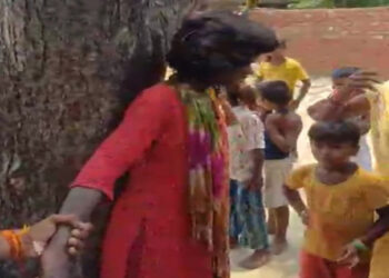 देवरिया में चोरी के आरोप में दलित किशोरी को पेड़ से बांधकर पीटा, आरोपी दुकानदार गिरफ्तार