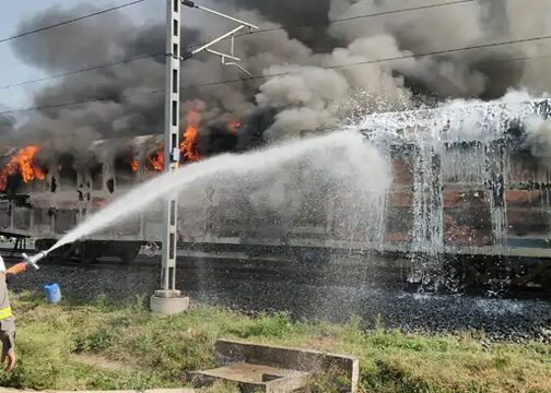 फिरोजाबाद में टूंडला से कानपुर की ओर जा रही मालगाड़ी के डिब्बे में लगी आग
