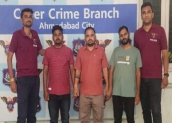 गुजरात पुलिस ने ‘एपीके फाइल’ भेजकर साइबर धोखाधड़ी करने वाले गिरोह का किया भंडाफोड़; तीन गिरफ्तार