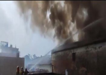 लखनऊ में अयोध्या रोड स्थित दयाल रेसीडेंसी के पीछे कोल्ड स्टोरेज में लगी भीषण आग