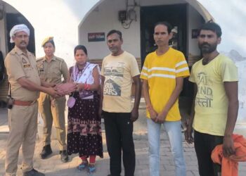 अयोध्या: कैंट पुलिस की तत्परता से महिला को मिला खोया पर्स