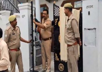 अयोध्या में राम मंदिर के चढ़ावे में गबन मामले में गिरफ्तार आठ आरोपियों के घर एक साथ हुई छापेमारी