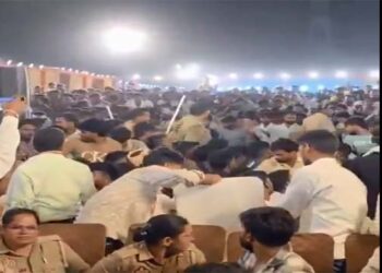 बलिया में लिया में पवन सिंह के कार्यक्रम में हंगामा, पुलिस ने किया लाठीचार्ज, 12 गिरफ्तार