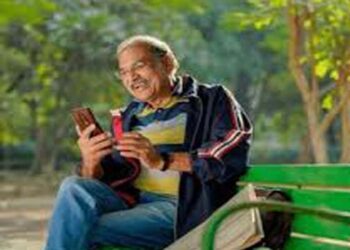कई बुजुर्ग डिजिटल दुनिया से खुद को अलग-थलग क्यों महसूस करते हैं?