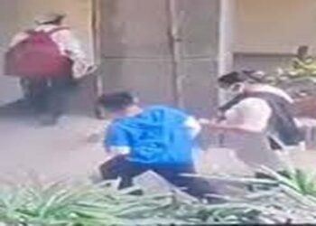 DU प्रोफेसर की मौत का मामला: CCTV फुटेज में एक परिवार मास्क पहने इमारत में प्रवेश करते दिखा