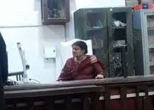 वाराणसी में जिला न्यायाधीश की कुर्सी पर बैठी महिला, न्यायाधीश होने का किया दावा