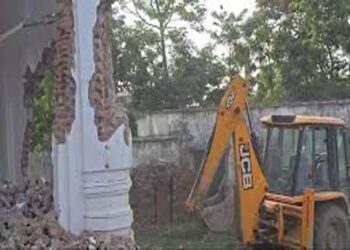 मुरादाबाद: ग्राम समाज की जमीन पर बनी मस्जिद अतिक्रमण हटाओ अभियान के तहत ढहाई गई