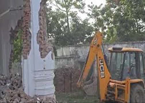 मुरादाबाद: ग्राम समाज की जमीन पर बनी मस्जिद अतिक्रमण हटाओ अभियान के तहत ढहाई गई