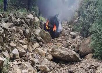 उत्तराखंड में चंपावत में खाई में गिरने के बाद कार में आग लगी, दो जिंदा जले