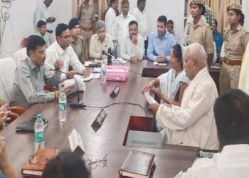 बलिया: जीवित व्यक्ति को राजस्व अभिलेख में मृत किया घोषित, प्रशासन ने की कार्रवाई