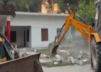 सीतापुर के टाउन हॉल कॉम्प्लेक्स में बना सपा का जिला कार्यालय ध्वस्त