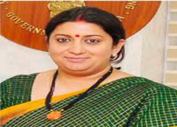 अमेठी पंचायत मतदाता सूची से स्मृति ईरानी का नाम गायब, जांच के आदेश
