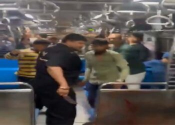 मुंबइे की उपनगरीय ट्रेन में दरवाजे खुले रखने को लेकर विवाद, व्यक्ति की चाकू घोंपकर हत्या
