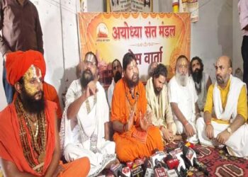अयोध्या में चंपत राय के समर्थन में उतरा संत समाज, कहा- इस्तीफा स्वीकार नही, योगी पर भरोसा!
