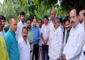 Ayodhya: रुदौली में बाढ़ प्रभावित गांवों में पहुंचे विधायक, एसडीएम व तहसीलदार के साथ कैथी माझां और महगुपुरवा का किया निरीक्षण