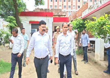अयोध्या: नवागत एसडीएम सदर आनंद कुमार तिवारी ने संभाला चार्ज, तहसील परिसर का किया औचक निरीक्षण