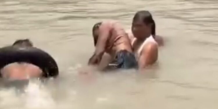 मेरठ में रेलवे अंडरपास में भरे पानी में डूबने से तांगा चालक और घोड़े की मौत