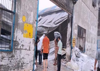 हापुड़ में गद्दा फैक्ट्री में लगी भीषण आग, मजदूर जिंदा जला; दूसरा बुरी तरह झुलसा
