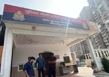 नोएडा में सनसनी: कार के अंदर मिला प्रॉपर्टी डीलर का शव, इलाके में हड़कंप, गहरी साजिश की आशंका!