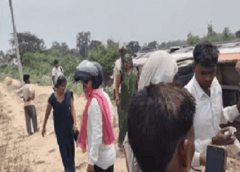 हरदोई में सड़क किनारे खड़े ट्रक से टकराकर पलटी रोडवेज बस, कई यात्री घायल