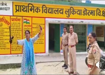कौशांबी में स्कूल चाकू-चापड़ लेकर बैठी शिक्षिका, वीडियो वायरल प्रधानाध्यापिका निलंबित, मानसिक स्थिति ठीक नहीं