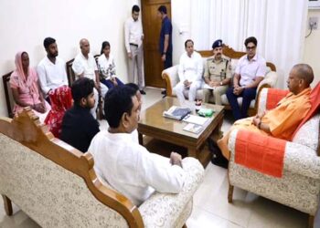 मेरठ की दिवंगत दलित छात्रा के परिजनों से मिले मुख्यमंत्री, घटना पर जताया दुख, पांच लाख रुपये दी आर्थिक सहायता