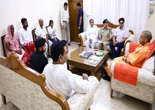 मेरठ की दिवंगत दलित छात्रा के परिजनों से मिले मुख्यमंत्री, घटना पर जताया दुख, पांच लाख रुपये दी आर्थिक सहायता