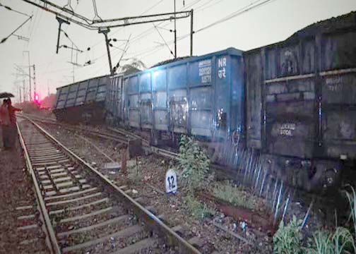 नयी दिल्ली-गाजियाबाद मार्ग पर मालगाड़ी पटरी से उतरी, 50 से अधिक यात्री ट्रेनें प्रभावित