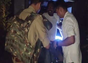 मऊ पुलिस को बड़ी कामयाबी, मुठभेड़ में इनामी अंतरजनपदीय गौ-तस्कर के पैर में लगी गोली