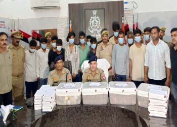 हरदोई में व्यापारी के घर करोड़ों की चोरी का खुलासा, घर के नौकरों समेत 14 आरोपी गिरफ्तार, 1.29 करोड़ रुपये बरामद