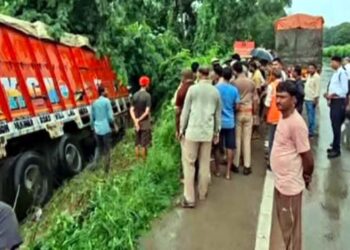 संत कबीरनगर में घर के बाहर बैठे परिवार को ट्रक ने रौंदा, पति-पत्नी समेत चार की मौत