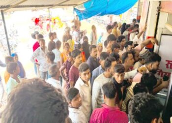 अयोध्या: बुकिंग हुई, फिर रद्द भी हुई! रुदौली गैस एजेंसी की अव्यवस्था से उपभोक्ता परेशान, रोज़ हजारों की भीड़