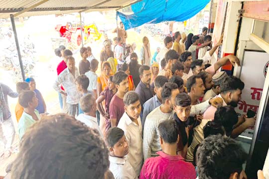 अयोध्या: बुकिंग हुई, फिर रद्द भी हुई! रुदौली गैस एजेंसी की अव्यवस्था से उपभोक्ता परेशान, रोज़ हजारों की भीड़