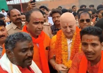 अयोध्या पहुंचे अभिनेता अनुपम खेर, राम मंदिर में की पूजा-अर्चना, चढ़ावा चोरी जाने क्या बोले..