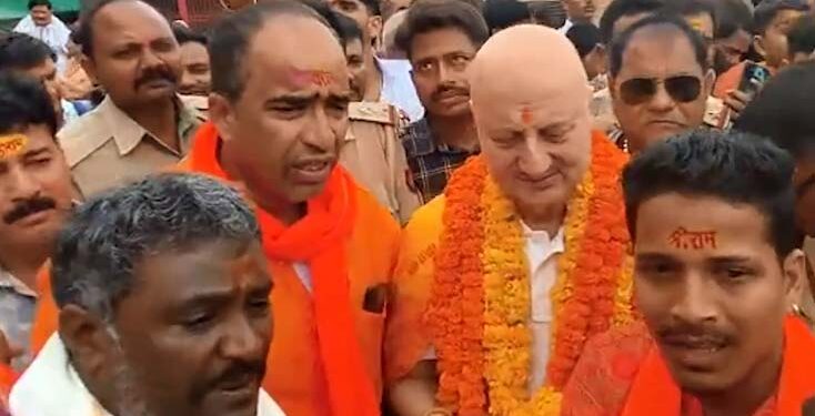 अयोध्या पहुंचे अभिनेता अनुपम खेर, राम मंदिर में की पूजा-अर्चना, चढ़ावा चोरी जाने क्या बोले..