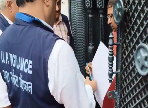 आगरा के पूर्व ARTO के घर छापेमारी! 13 किलो सोना, 9 किलो चांदी और सवा करोड़ रुपये नकद बरामद!