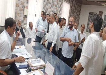 तहसील रुदौली में खतौनी पर आदेशों के अमलदरामद में देरी से नाराज़ अधिवक्ता उपजिलाधिकारी से मिले