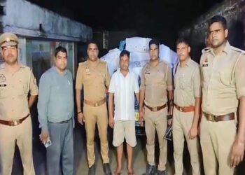 बहराइच: ड्रग विभाग और पुलिस की संयुक्त छापेमारी में 8,000 प्रतिबंधित कोडीन सिरप बरामद; दवा कारोबारी गिरफ्तार