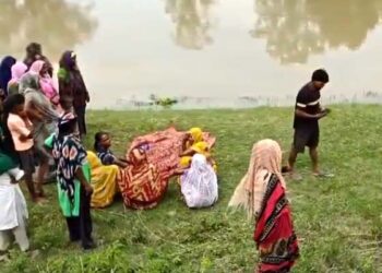 बहराइच में मगरमच्छ का हमला, ग्रामीणों ने मगरमच्छ के चंगुल से शव बाहर निकाला