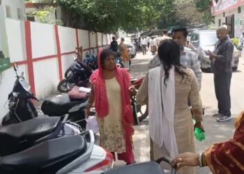 बरेली: बहेड़ी पुलिस की कथित ढिलाई से तंग आकर महिला ने SSP OFFi. में किया आत्मदाह का प्रयास; महिला की सीएम योगी से गुहार