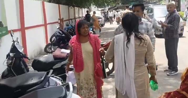 बरेली: बहेड़ी पुलिस की कथित ढिलाई से तंग आकर महिला ने SSP OFFi. में किया आत्मदाह का प्रयास; महिला की सीएम योगी से गुहार