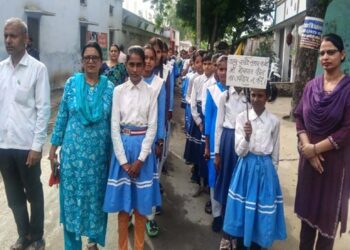 अम्बेडकरनगर: इन्द्रजीत वर्मा कन्या इण्टर कॉलेज की छात्राओं ने निकाली सड़क सुरक्षा रैली, नारों से किया जागरूक!